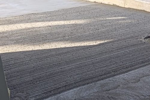 Sol industriel en beton balaye brosse